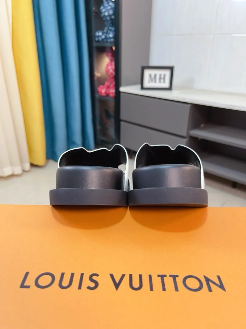 Men's shoes💰300🌹🌹【LV】Multi-color new men's slippers, original top-quality version, original special cowhide with pebbled embossing➕sheepskin on the inner and side, non-slip combination sole, more stable walking, more comfortable and lightweight, high-end and generous, size: 38~44